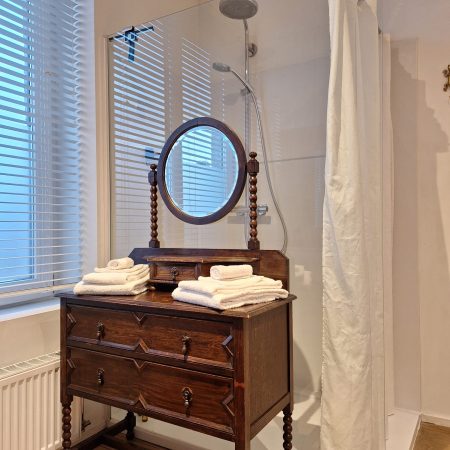 douche - badkamermeubel - opgevouwen handdoeken
