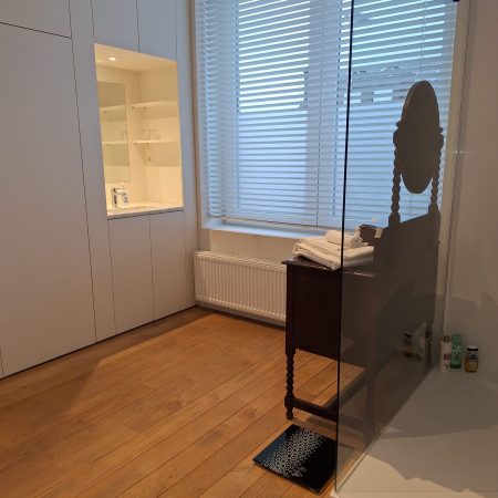 douchescherm - badkamerkast - opgevouwen handdoeken - lavabo