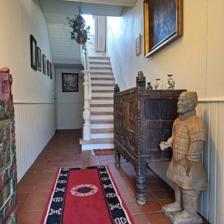 inkomhal - trap - kast - standbeeld