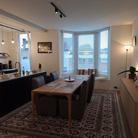 keuken met kookeiland - eettafel - dressoire met plant