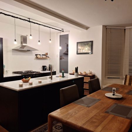 keuken met kookeiland - eettafel - keukenverlichting